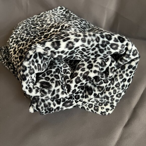 Leopard Print Fabric 1.5 Yards Black & White Soft Plush Material For Sewing & Cr - Picture 3 of 3